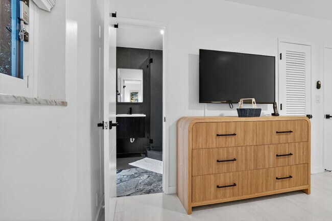 Building Photo - 5760 NE 18th Ave