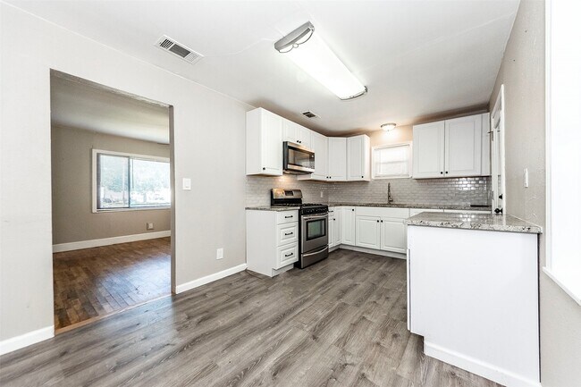 Building Photo - 2835 Beverly Rd