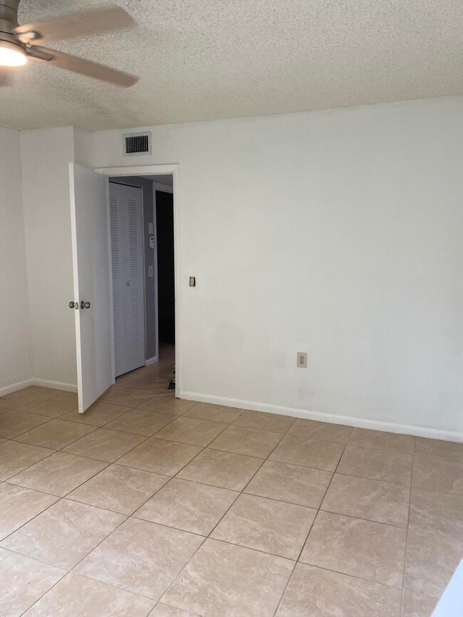 Building Photo - 222 Live Oak Ln