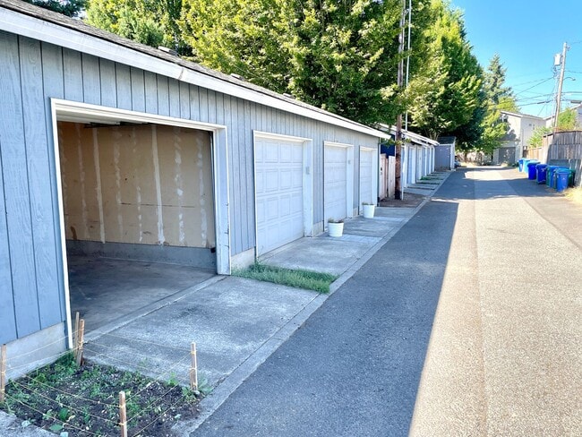 Building Photo - St. Johns Neighborhood Rowhouse with Detached Garage, Private Back Patio