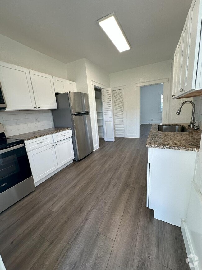 Building Photo - 215 S Seacrest Blvd