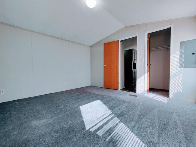 Building Photo - 4417 Rainbow Ln