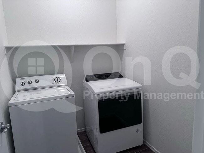 Building Photo - 6521 S Emerald Dr