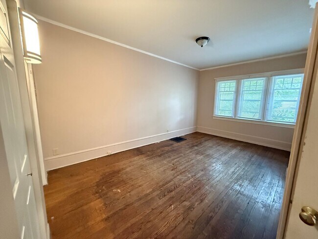 Building Photo - 408-410 Van Buren St