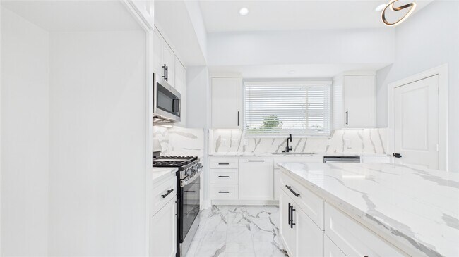 Building Photo - 3411 Daphne St