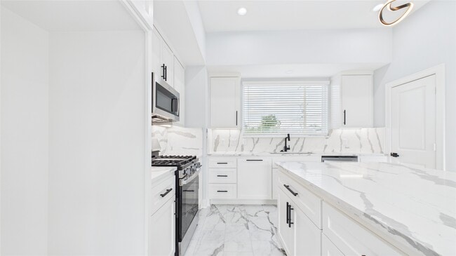 Building Photo - 3413 Daphne St