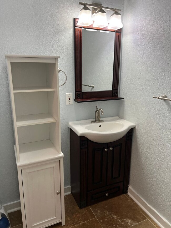 Building Photo - Uptown condo available immediately