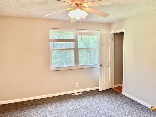 Building Photo - Spacious 2 bedroom/1.5 bathroom Donelson t...