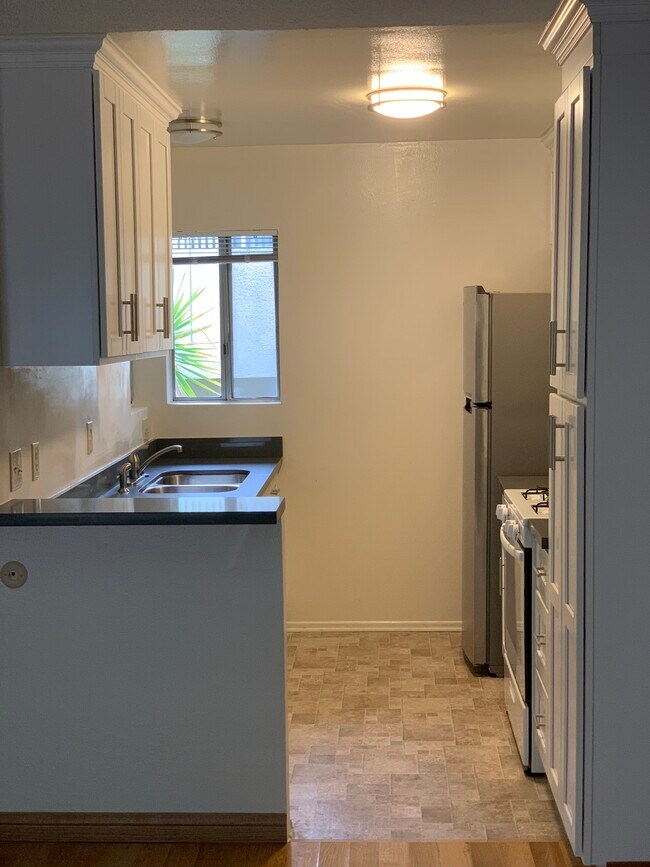 kitchen - 3325 Kelton Ave