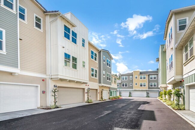 Building Photo - Stunning Fully Furnished Tri-Level Townhome 4BD/4BATHS! Central AC/Heat with Solar! 2 Car attache...