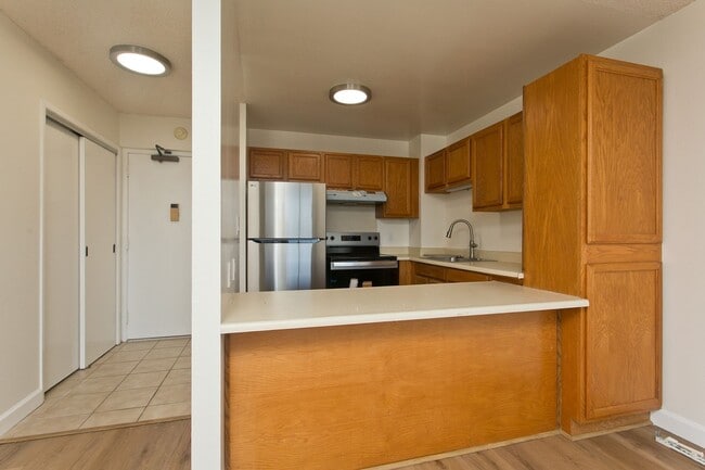 Building Photo - Move-In Ready 1BR in Downtown Honolulu | Parking Included | Stunning Views