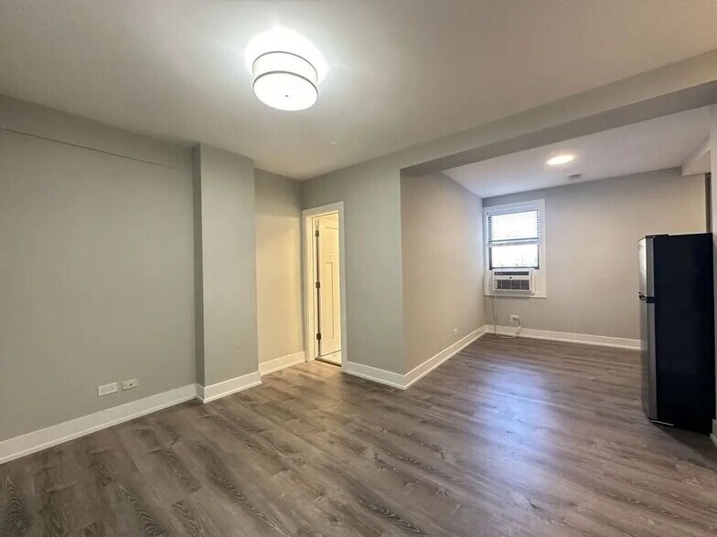 Building Photo - 505 W Belmont Ave
