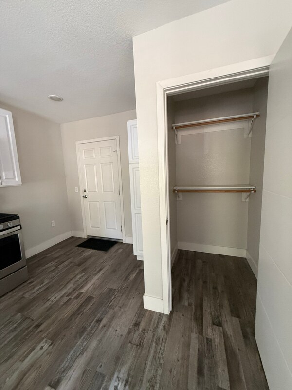 Building Photo - 2000 6th St