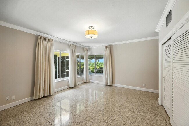Building Photo - 632 N Lakeside Dr