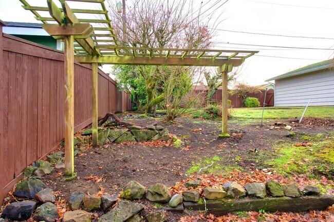 Building Photo - 4 bedroom Home on Highland St in Tacoma - APPLICATION PENDING