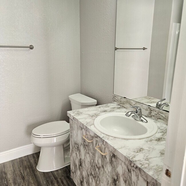 Building Photo - 1/1 Ground Floor Condo in the UCF area