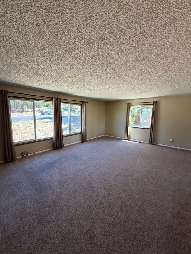 Building Photo - The Perfect House for Roommates, 6bdrms, 3.5 baths, 1.5 miles from Oregon Tech and Sky Lakes Medi...