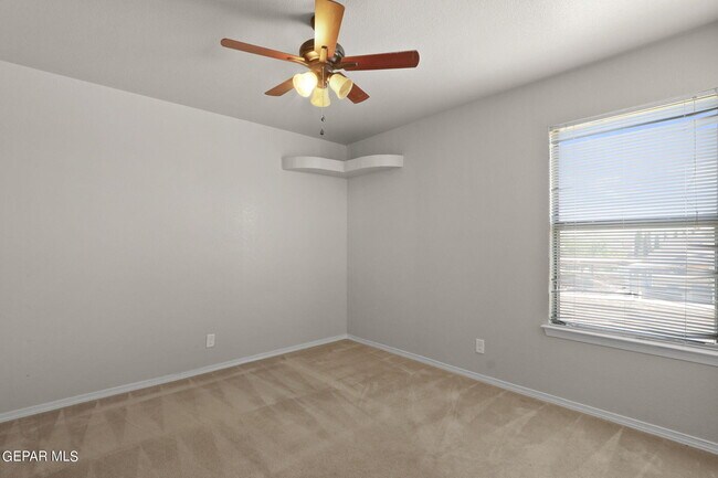 Building Photo - 2300 Glitter St