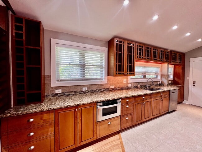 Building Photo - Beautiful waterfront home