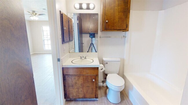 Building Photo - 815 Llano Pl