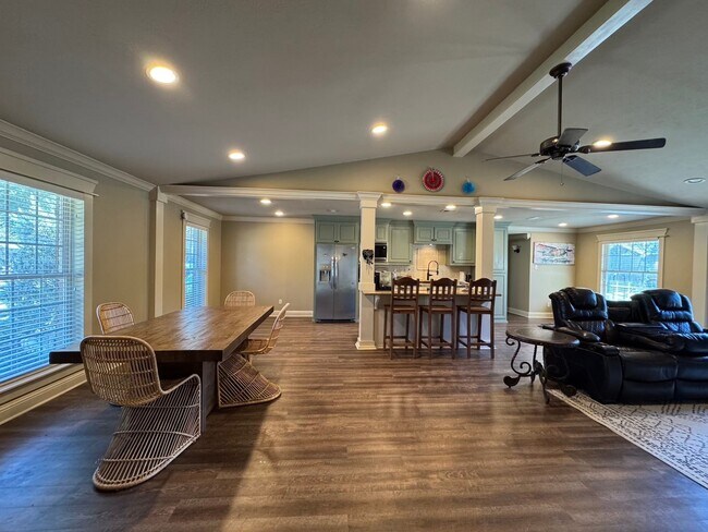 Building Photo - 114 Elmwood St