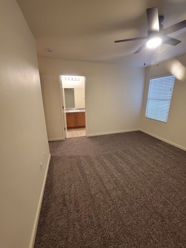 Building Photo - 3 bedroom 2 bath SW Visalia Home