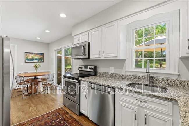 Building Photo - 9902 Madrigal Way