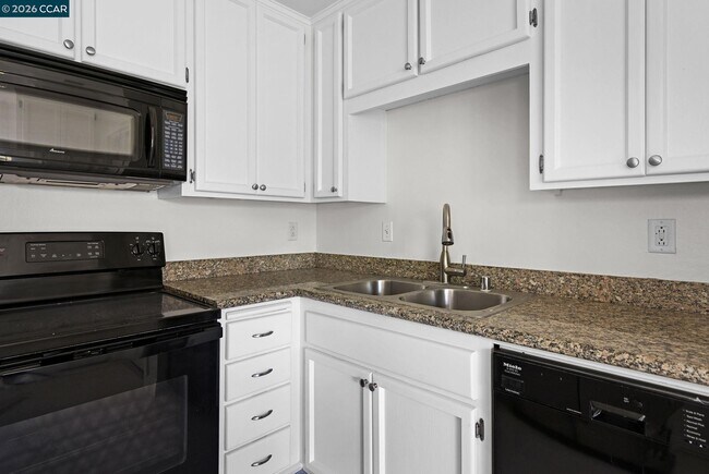 Building Photo - 5012 Lakeview Dr