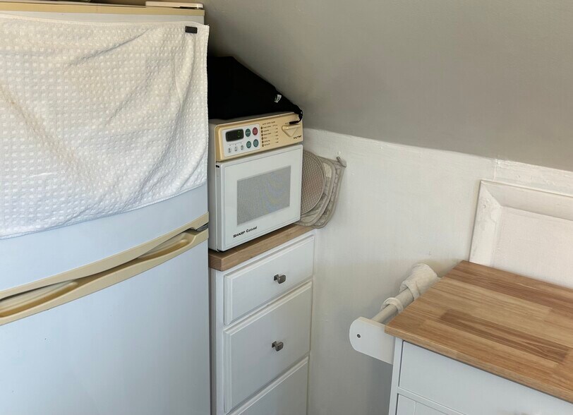 Building Photo - 686 Bloom Rd