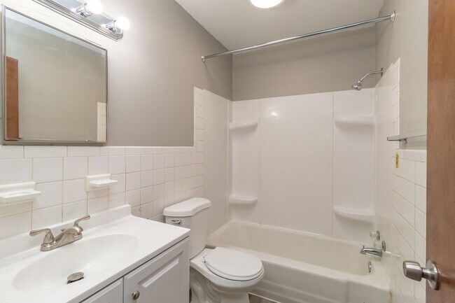 Building Photo - $200 off of 1st months rent if rented by 1...