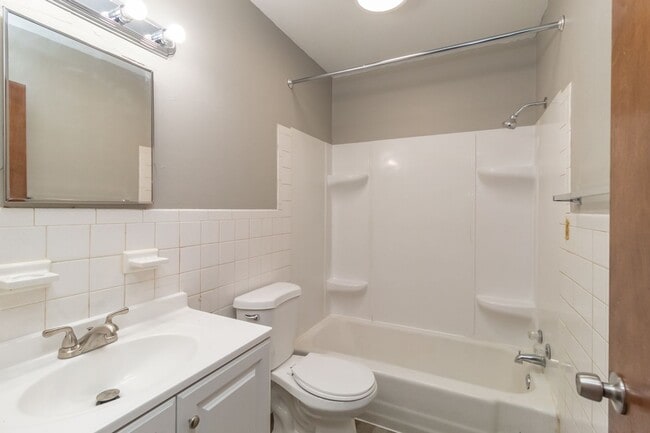 Building Photo - Beautiful updated Main-Level unit in Fabul...