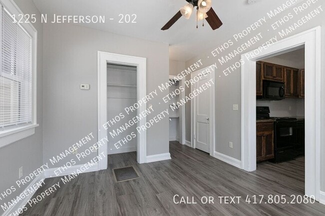 Building Photo - 1225 N Jefferson-202