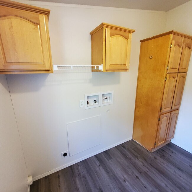Building Photo - Pet Friendly 3bed : 2bath home w/ Garage &...