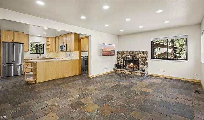 Building Photo - Oriole #2