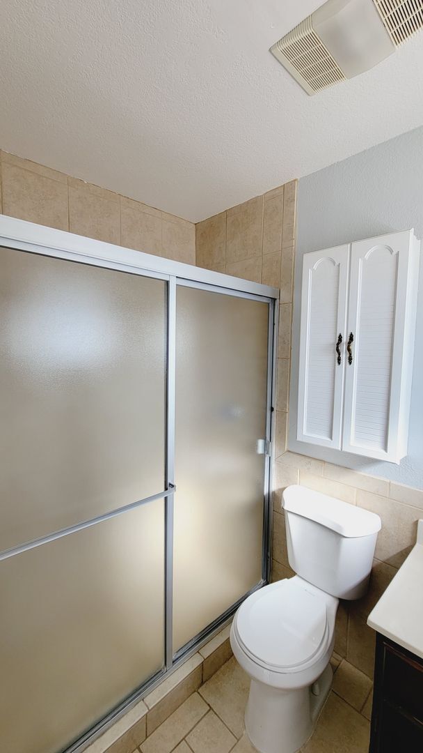 Building Photo - Adorable 2 bdrm, 2 bath apartment in West ...