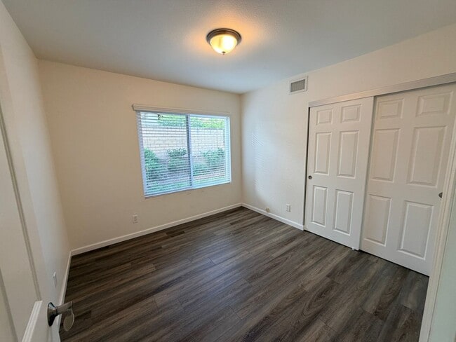 Building Photo - Amazing views in a great one story Mission Oaks home - Camarillo