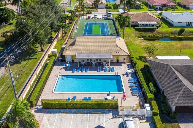 Building Photo - 10990 Greentrail Dr S