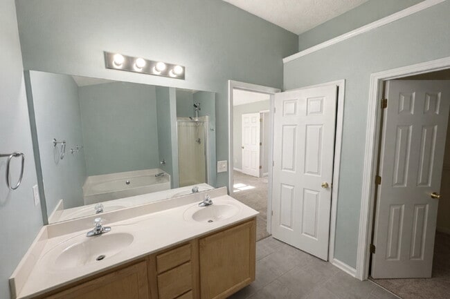 Building Photo - Charming 3bed Cumming Townhome with Walking Trail