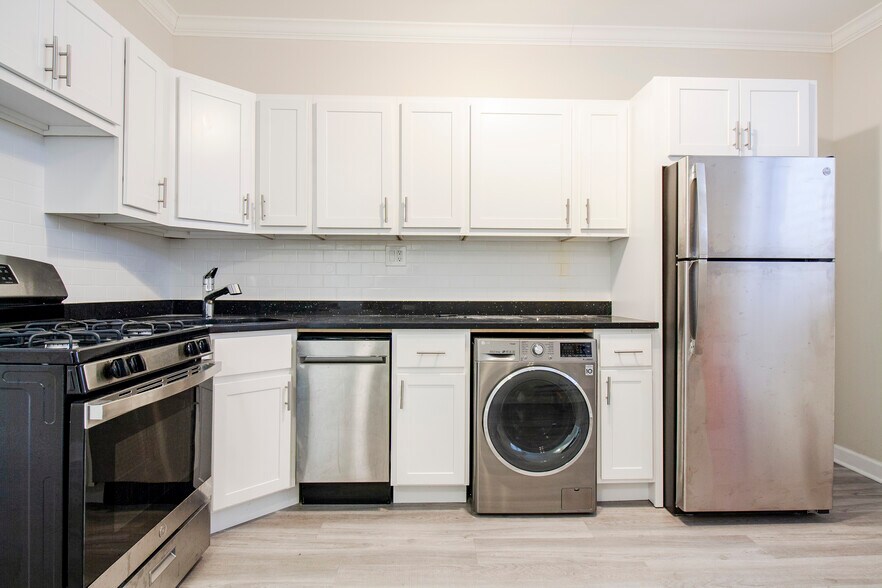 Building Photo - 730 W Roscoe St