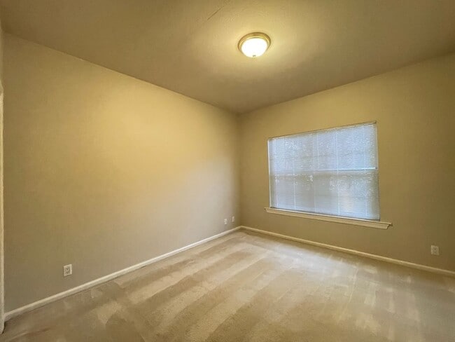 Building Photo - 2 Bedroom, 2 Bathroom Townhouse with Garage and New Washer and Dryer!