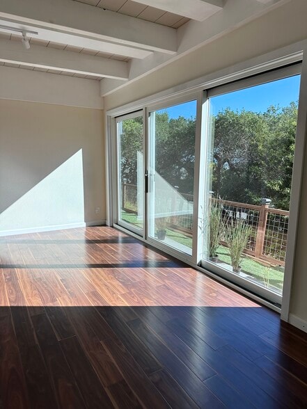 Hardwood floors living room - 101 Oak Springs Dr