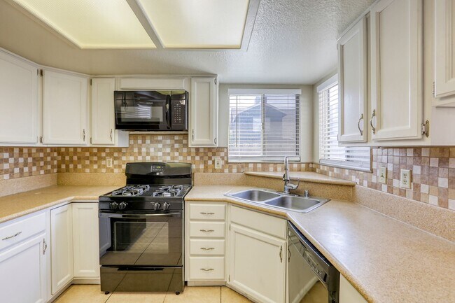 Building Photo - Beautiful 4 bedroom POOL home close to Nellis AFB!