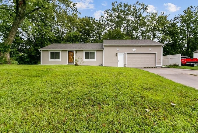 Building Photo - Updated 2 Bed Home with Large Attached Garage
