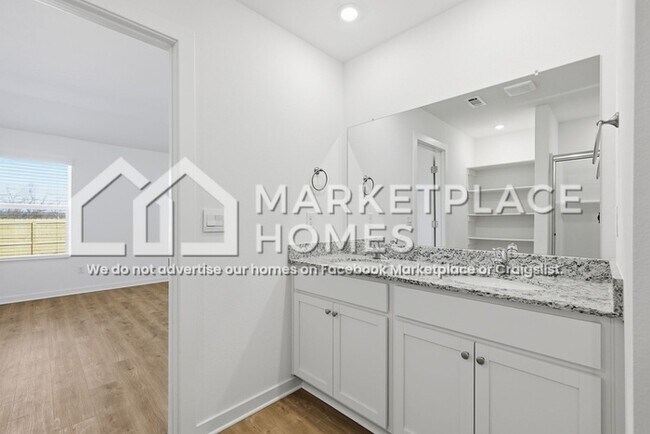 Building Photo - 3040 Laredo Ln