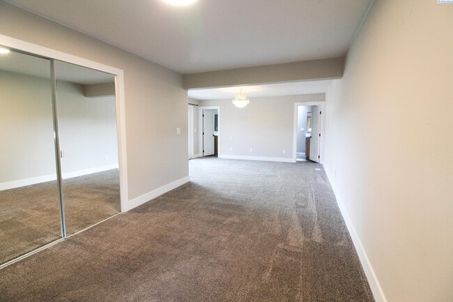 Building Photo - 4 BD, 4 BA House in Kennewick- Views of th...