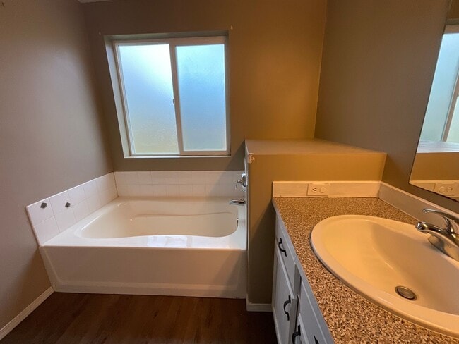 Building Photo - 5 Bedroom Home on 5 Acres!