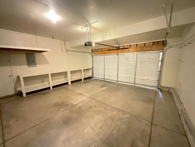 Building Photo - 3 Bedroom Home Available Near Stetson Hill...
