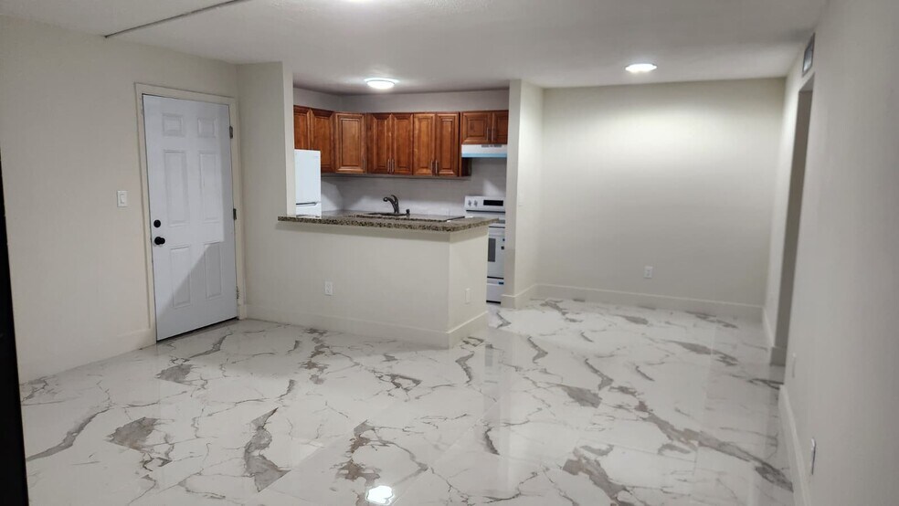 Building Photo - 805 NE 199th St