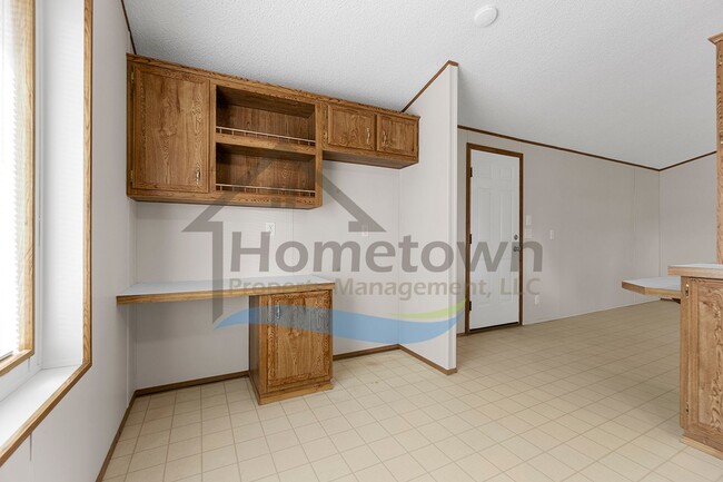 Building Photo - 2 Bedroom 1 Bath Home with Off-Street Park...