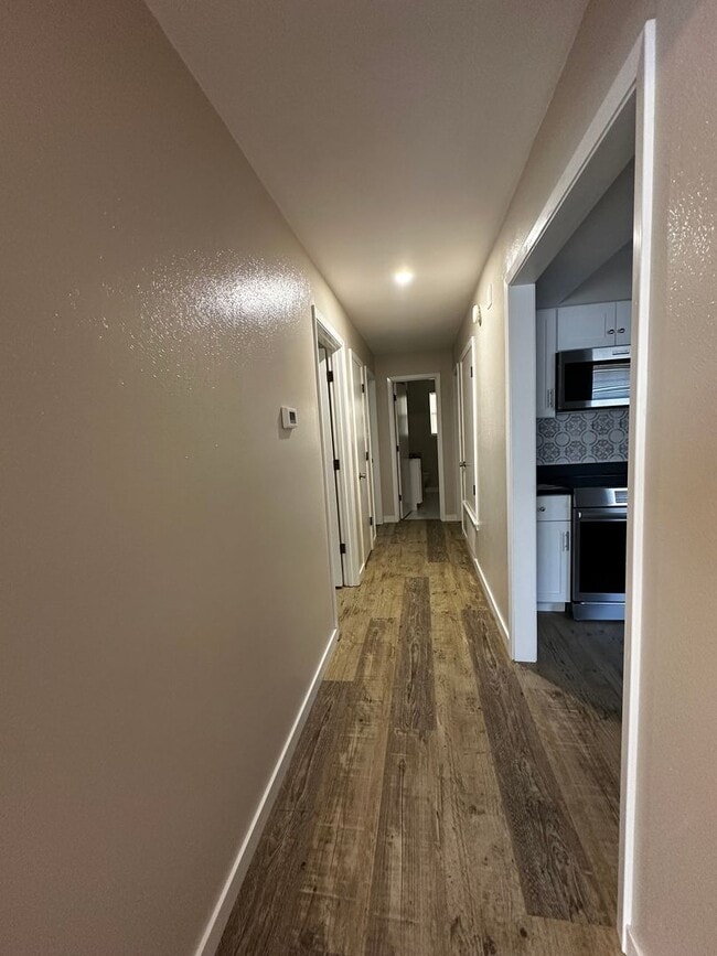 Building Photo - Beautifully updated 2 Bedroom duplex in PT